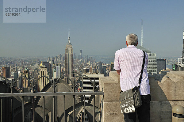Vereinigte Staaten von Amerika USA Felsbrocken Mann New York City nehmen aufspüren hoch oben Nordamerika Ansicht Terrasse Innenstadt Manhattan Rockefeller Center