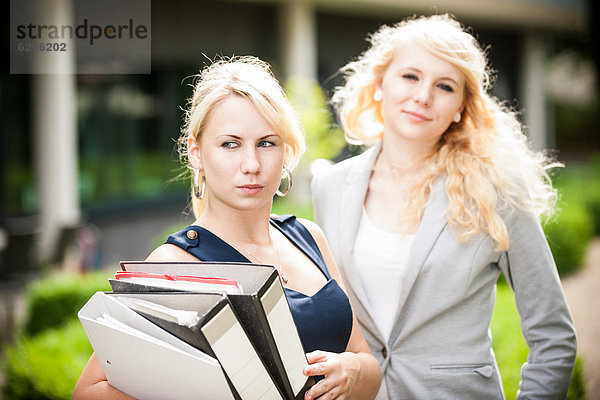 Zwei blonde Geschäftsfrauen