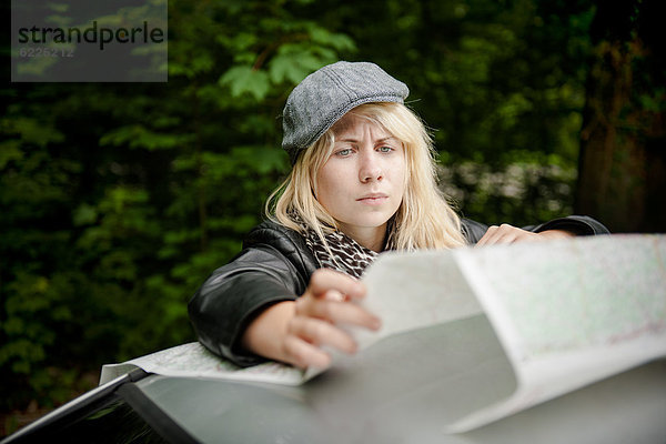 Junge Frau mit einer Straßenkarte