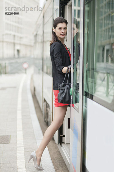 Frau beim Einsteigen in die Straßenbahn