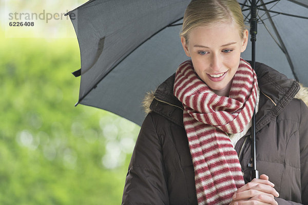Nahaufnahme einer Frau mit Regenschirm