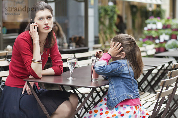 Frau mit ihrer Tochter im Café