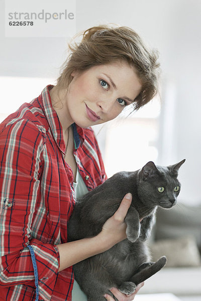 Frau mit grauer Katze