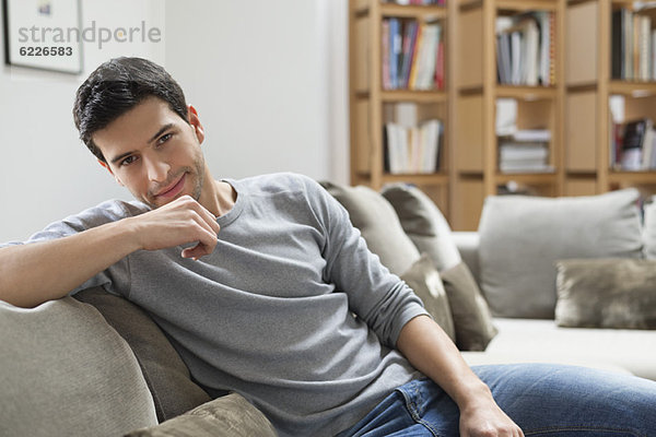 Porträt eines Mannes  der auf einer Couch ruht