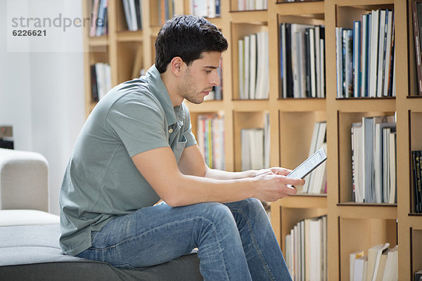 Mann beim Lesen eines elektronischen Buches