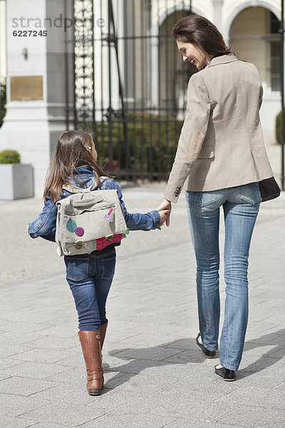 Mädchen mit ihrer Mutter auf dem Weg zur Schule