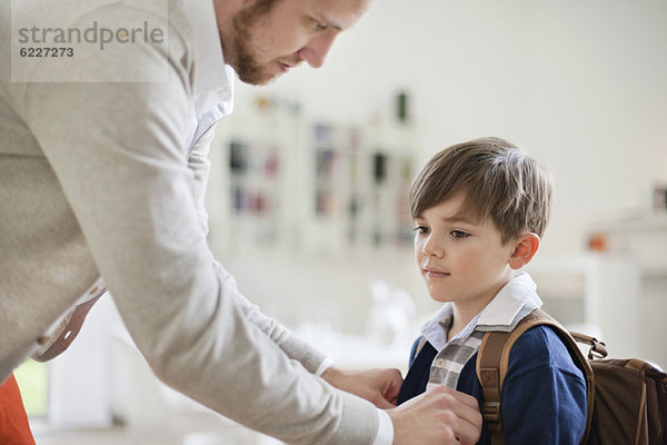 Mann bereitet seinen Sohn auf die Schule vor