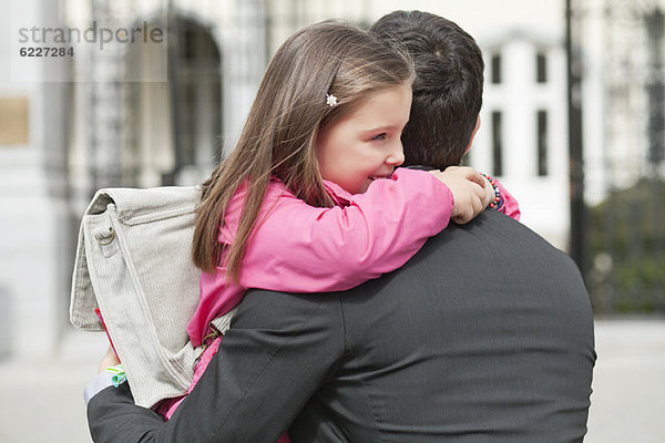 Mädchen umarmt ihren Vater
