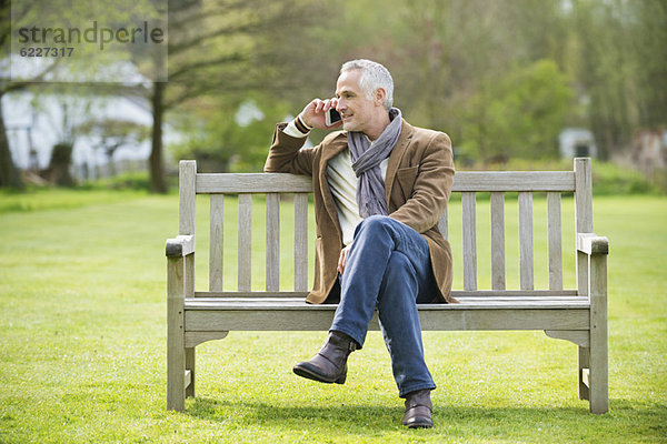 Mann spricht auf einem Handy im Park