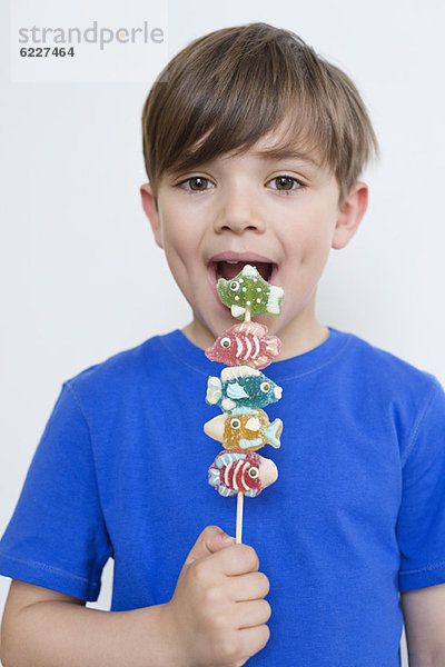 Junge isst Süßigkeiten