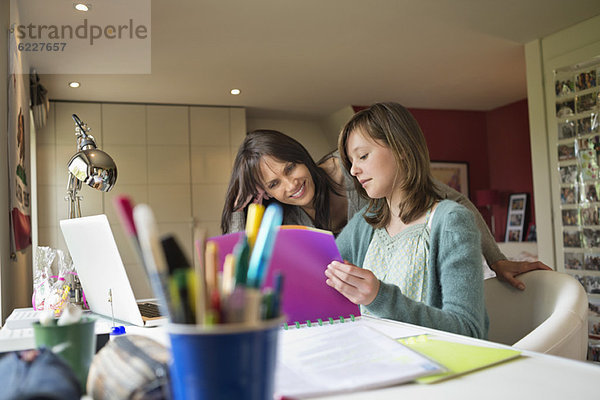 Mädchen studiert bei ihrer Mutter zu Hause