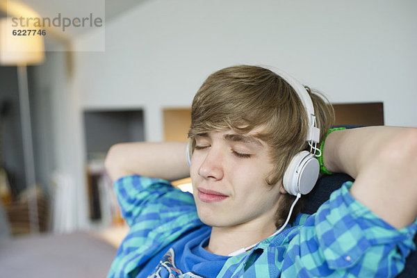 Teenager-Junge hört Musik