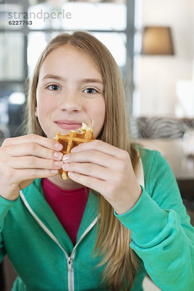 Porträt eines Mädchens beim Waffelessen