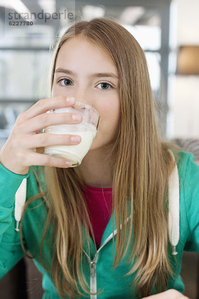 Porträt eines Mädchens  das Milch trinkt