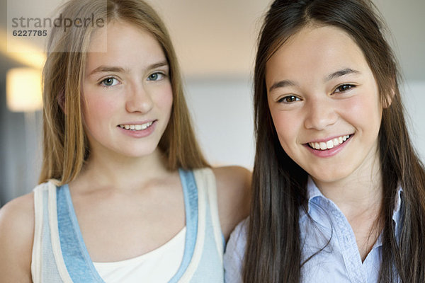 Porträt von zwei lächelnden Mädchen