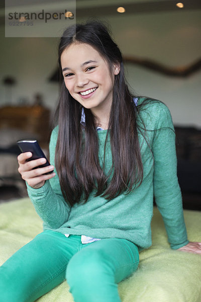Porträt eines Mädchens mit einem Mobiltelefon
