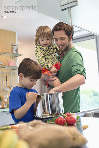 Mann mit Sohn und Tochter in der Küche