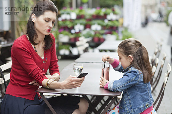 Frau mit ihrer Tochter im Café