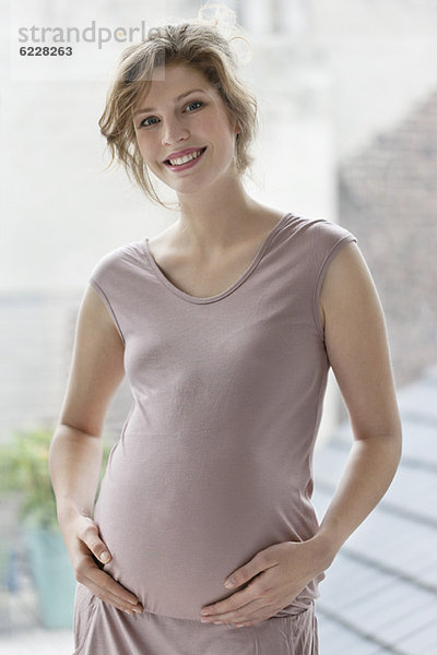 Schwangere Frau lächelt