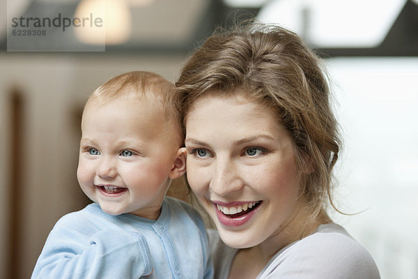 Nahaufnahme einer lächelnden Frau mit ihrem kleinen Mädchen
