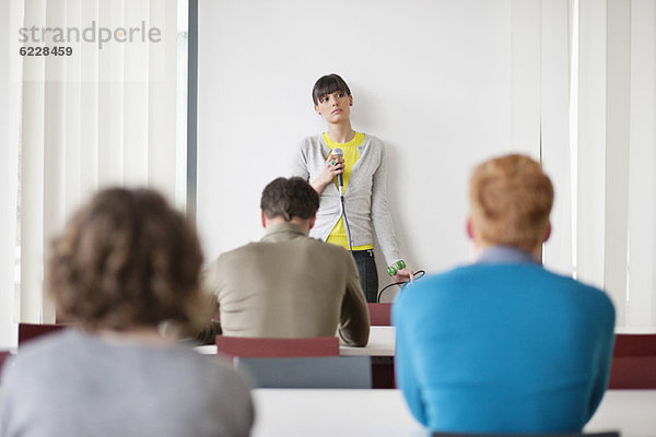 Führungskräfte in einem Seminar