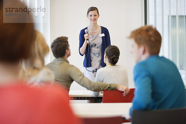 Führungskräfte in einem Seminar