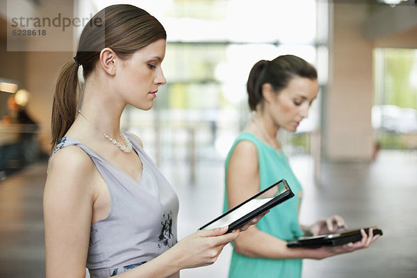 Geschäftsfrauen mit digitalen Tabletts im Büro