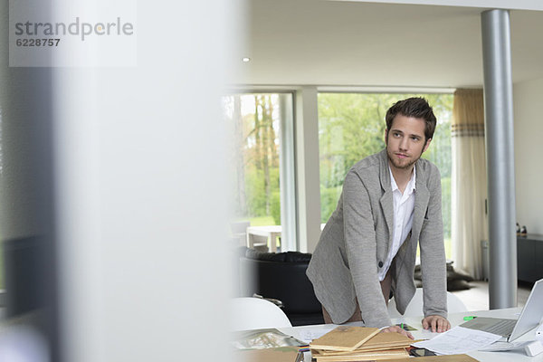 Innenarchitektin im Büro