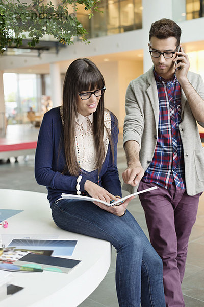 Architekten  die in einem Büro arbeiten