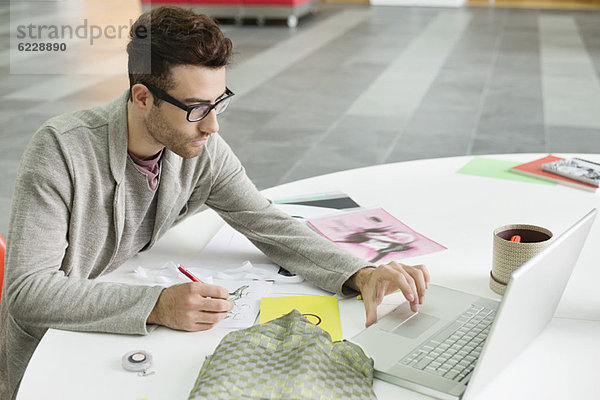 Männlicher Modedesigner im Büro