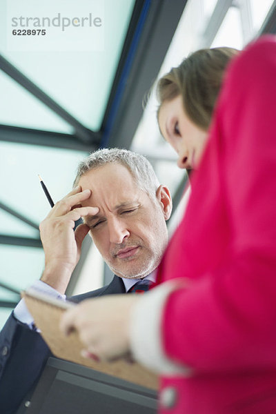 Führungskräfte  die in einem Büroflur arbeiten