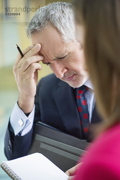 Führungskräfte  die in einem Büroflur arbeiten