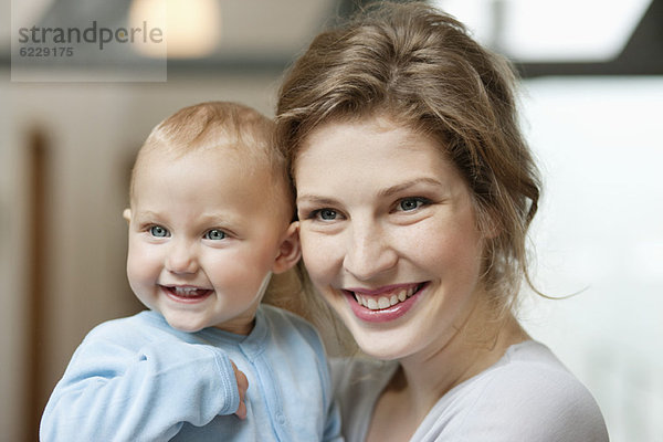 Nahaufnahme einer Frau  die mit ihrem kleinen Mädchen lächelt