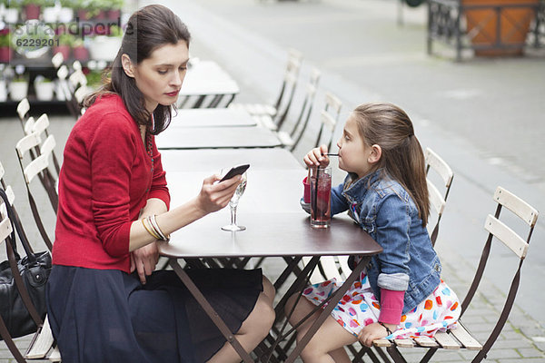 Frau mit ihrer Tochter im Café