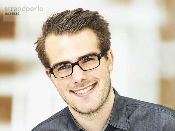 Lächelnder junger Geschäftsmann mit Brille  Portrait