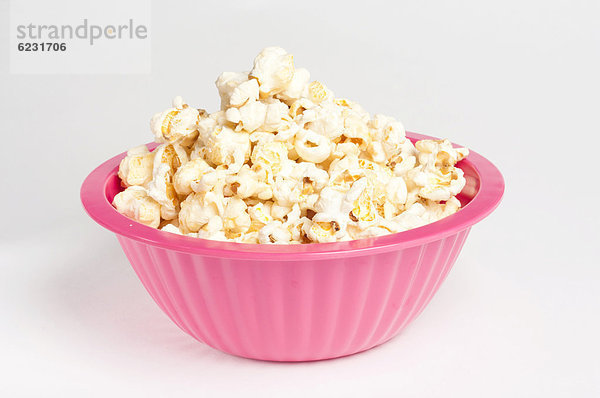 Rosafarbige Schüssel mit Popcorn