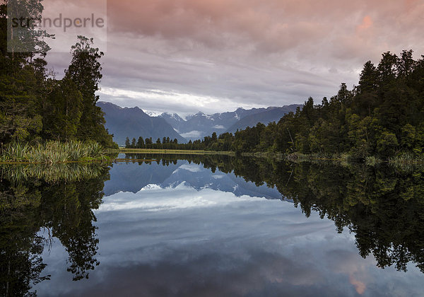 Mt. Tasman und Mt. Cook  Aoraki  Spiegelung im Lake Matheson  Mount Cook Nationalpark  Westland Nationalpark  Südalpen  Südinsel  Neuseeland