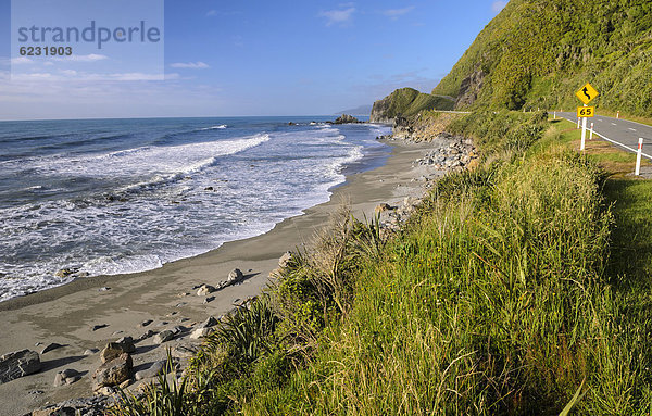 Strand neben der Küstenstraße  Hokitika  Südinsel  Neuseeland  Ozeanien