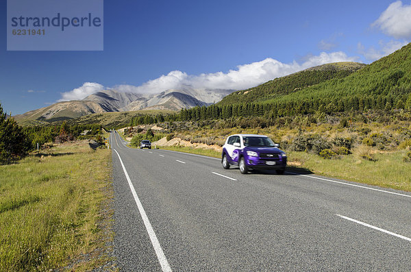Zwei Autos fahren auf einer Landstraße  Linksverkehr  Arthur's Pass Road  Südinsel  Neuseeland  Ozeanien
