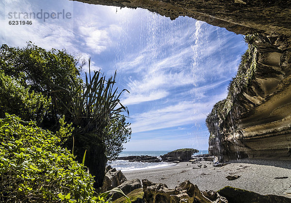 Felsformationen der Truman's Cove am Strand mit Wasserfall  Te Miko  Truman's Bay  Paparoa Nationalpark  Punakaiki  Südinsel  Neuseeland  Ozeanien
