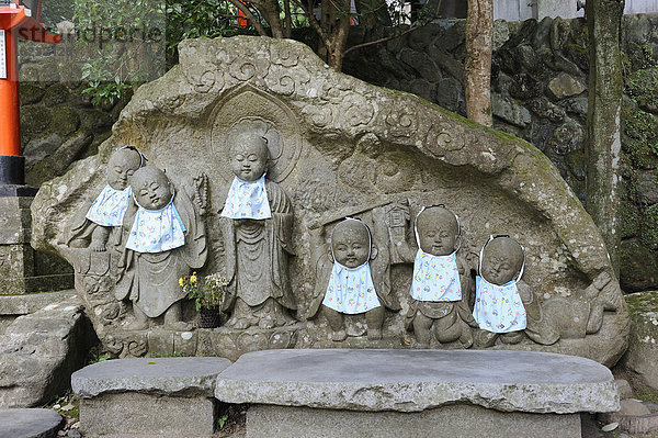 Jizo-Statuen für totgeborene Kinder und Fehlgeburten im Kurama-dera oder Kurama Tempel  Kurama bei Kyoto  Japan  Ostasien  Asien