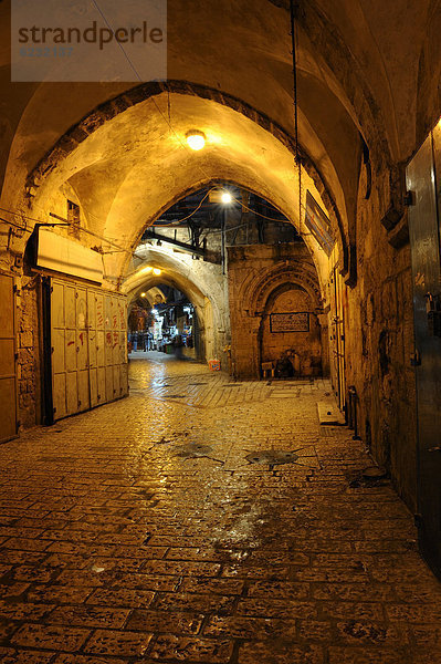 Menschenleere Basargasse am Abend  Arabisches Viertel  Altstadt  Jerusalem  Israel  Vorderasien  Naher Osten