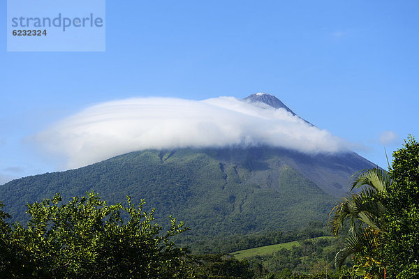 Vulkan Arenal mit Wolkenfahne  La Fortuna  Costa Rica  Südamerika