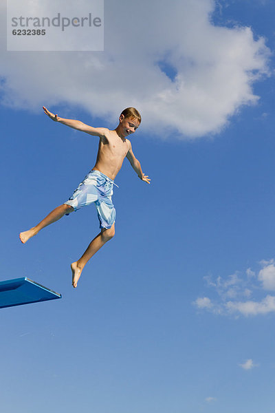 einsteigen Junge - Person springen Schwimmbad Außenaufnahme