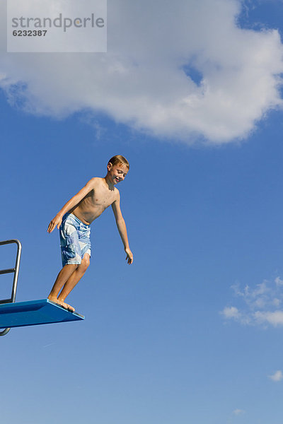 einsteigen Junge - Person springen Schwimmbad Außenaufnahme