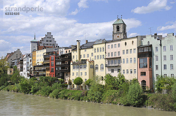 Europa Gebäude Fluss nebeneinander neben Seite an Seite Bayern Deutschland Wasserburg am Inn