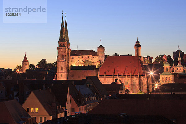 Nürnberger Altstadt mit Sebalduskirche am Abend  Deutschland