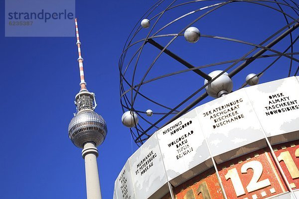 Fernsehturm und Weltzeituhr am Alexanderplatz  Berlin  Deutschland