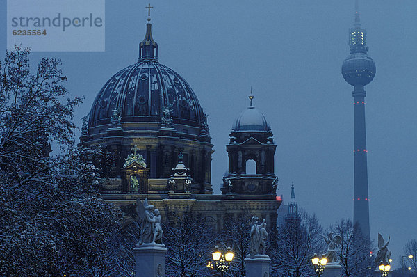 Berliner Dom und Fernsehturm in der Dämmerung  Deutschland