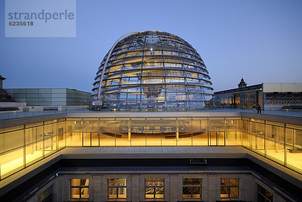 Kuppel des Reichstags am Abend  Berlin  Deutschland